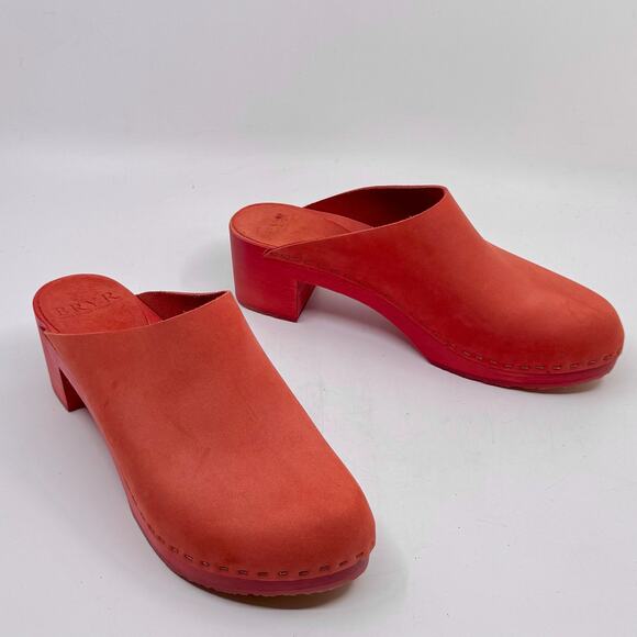 Bryr Shoes - BRYR STUDIO Gabe Monochrome Leather Clogs in Flame